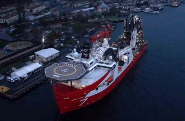 Sakarya gaz sahasında Faz 2 çalışmalarında denizaltına boru hattı kuracak Seven Vega havadan görüntülendi 