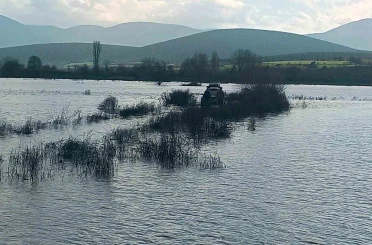 Sakarya Nehri üzerindeki adacıkta balık tutmak isteyen 2 kişi mahsur kaldı 