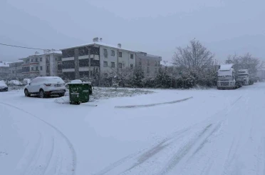Sakarya yeni yıla karla uyandı: Şehir merkezinde lapa lapa yağıyor 
