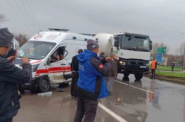 Sakarya’da ambulans ile işçi servisi çarpıştı: 11 yaralı 