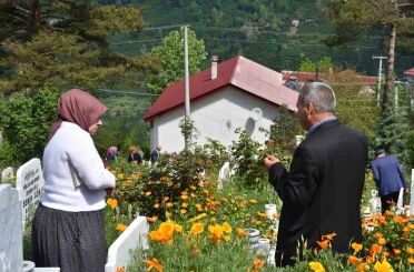 Sakarya’da arefe günü mezarlıklarda duygu dolu ziyaret 