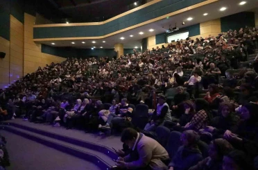 Sakarya’da "Güne Bakan Cam Kırıkları" oyunu sahnelendi 