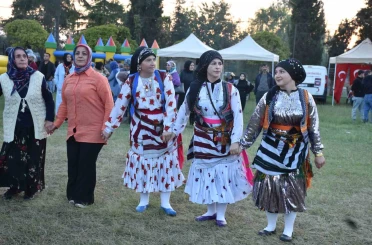 Sakarya’da Karadeniz rüzgarı: Yüzlerce kişi horon teperek coştu 