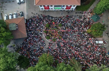 Sakaryalılar kırmızı beyazları giyip dev ekranda milli takım heyecanı yaşadı 