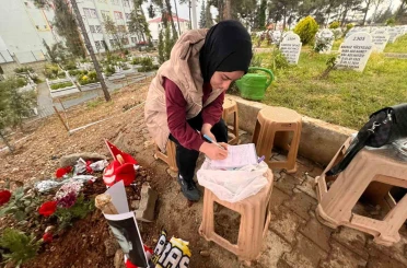 Saldırıda can veren çocukların mezarlarına bırakılan notlar duygulandırdı 