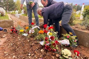 Saldırıda hayatını kaybeden Kerem’in mezarına çiçekler dikildi 