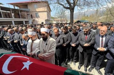 Saldırıda öğrencilerine siper olan öğretmen, gözyaşlarıyla son yolculuğuna uğurlandı