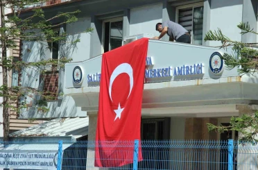 Saldırının olduğu sokak Türk bayraklarıyla donatıldı 