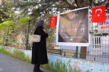 Saldırının yaşandığı okul önünde Kur’an-ı Kerim okuyup gözyaşı döktü 