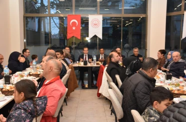 Salihli Kaymakamı Güldoğan, iftarını Roman vatandaşlarla açtı 