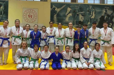 Salihli’nin yıldız judocuları il birinciliğinde madalyaları topladı 