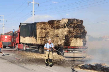 Saman balyası yüklü tırda yangın 