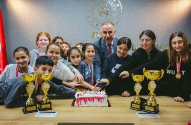 Şampiyonluk pastasını birlikte kestiler 