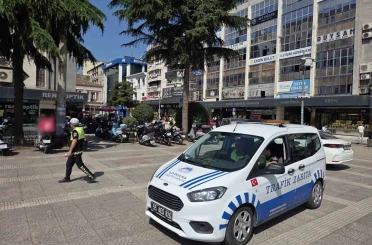 Samsun Cumhuriyet Meydanı’na park eden araçlara ceza 