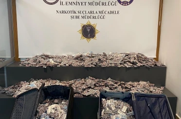 Samsun polisi otogardaki valizlerden 55 bin 860 uyuşturucu hap ele geçirdi 