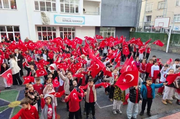 Samsun’da 253 bin öğrenci "Bayrak Sevgisi" temasıyla ders başı yaptı 