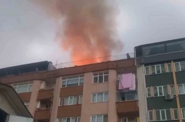 Samsun’da 9 katlı binanın çatı katında yangın 