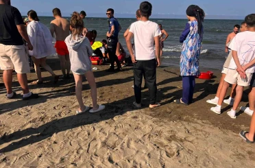 Samsun’da denize giren anne ve 2 kızı boğulma tehlikesi geçirdi 