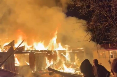 Samsun’da gece yarısı korku dolu anlar: Kırsal mahallede iki ev alevlere teslim oldu 