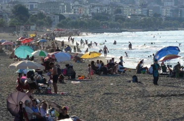 Samsun’da hava sıcaklığı arttı, vatandaşlar denize akın etti 