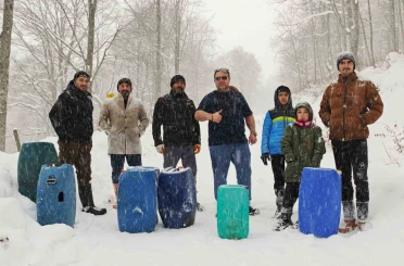 Samsun’da kar eğlencesi: Vatandaşlar bidonlarla karın keyfini çıkardı 