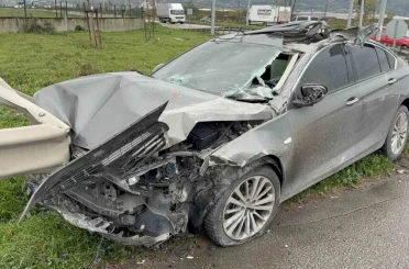 Samsun’da otomobil kamyonete çarpıp bariyere girdi: 3 yaralı 