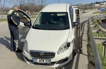 Samsun’da otomobil refüjü aşıp bariyere çarptı: 1 yaralı 