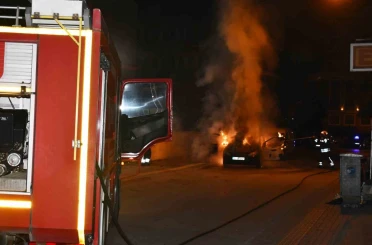Samsun’da park halindeki otomobil yanarak kullanılamaz hale geldi