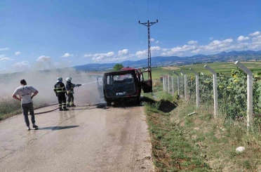 Samsun’da servis aracı yandı, geriye demir yığını kaldı 
