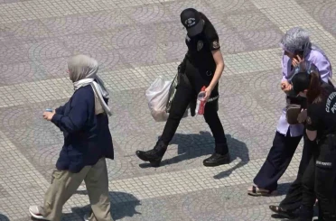Samsun’da sıcaktan bayılan kadının yardımına vatandaşlar ve polisler koştu 