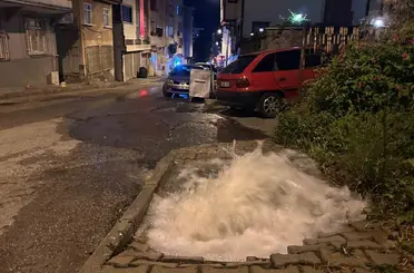 Samsun’da su borusu patladı, yolda su birikintileri oluştu