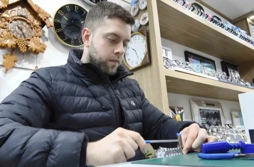Samsun’un en genç saat tamircisi, zamana ayar veriyor 