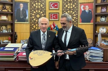 Sanatçı Yavuz Bingöl, MHP Lideri Bahçeli’ye bağlama hediye etti 