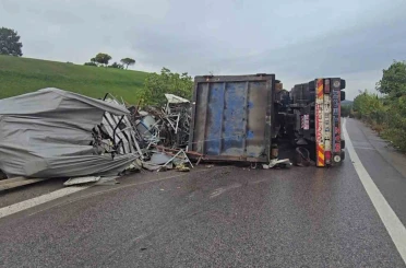 Sancaktepe’de virajı alamayan hurda yüklü kamyon yan yattı: 1 yaralı 