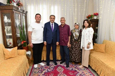 Şanlıurfa Valisi Hasan Şıldak eşi ile birlikte yaşlı bireylerle buluştu 