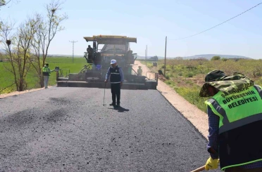 Şanlıurfa’da 14 kilometrelik grup yolunda asfalt seferberliği sürüyor 