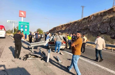 Şanlıurfa’da otomobil bariyerlere çarptı: 1 ölü, 1 yaralı 