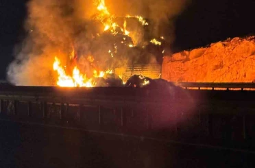 Şanlıurfa’da saman yüklü tır alev alev yandı 