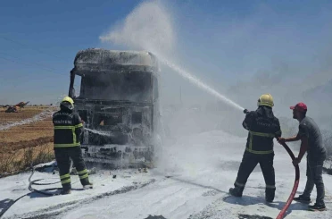 Şanlıurfa’da saman yüklü tırda çıkan yangın söndürüldü 