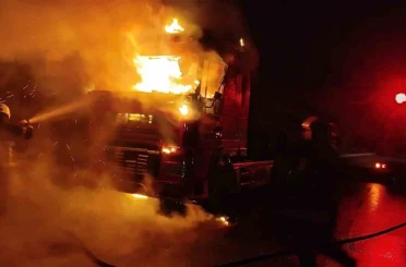 Şanlıurfa’da seyir halindeki tır alev topuna döndü 