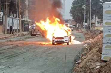 Şantiye çalışmaları esnasında zarar verilen doğalgaz borusundan çıkan alevlerle hafif ticari araç yandı 