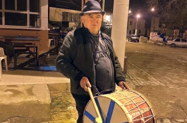 ’Şapkalı muhtar’ yine şapka çıkarttı: Davulcu bulamayan muhtar kendisi çalmaya başladı 