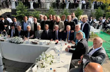 Saral ailesi yemekte bir araya geldi

