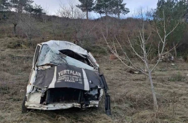 Şarampole devrilen minibüs hurda yığınına döndü: 1 yaralı 