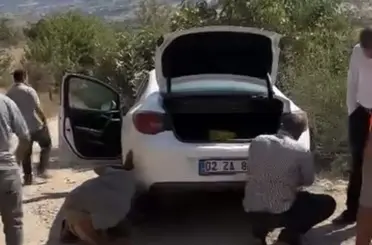 Şarampole giren otomobil halatla kurtarıldı
