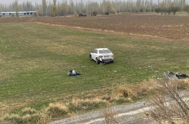 Şarampole giren otomobil sürücüsü yaralandı