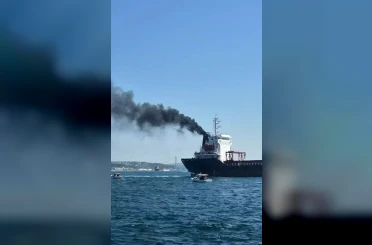 Sarayburnu açıklarında gemi bacasından yükselen dumanlar merak uyandırdı 