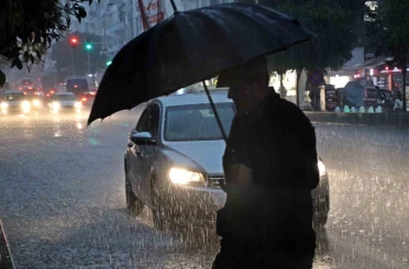 Sarı alarm ile uyarılan Antalya’da sağanak etkisini gösteriyor 