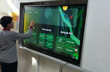 Sarıgöl Kızılçukur Ahmet Şılak Ortaokulu’na yeni akıllı tahtalar kuruldu 