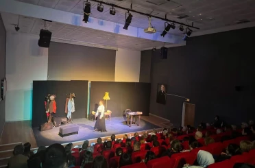 Sarıgöl’de tek kişilik oyun ilgi gördü 